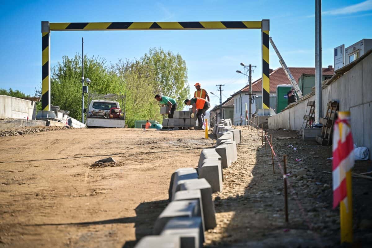 Strada Viitorului aproape de finalizare. A mai rămas de turnat asfaltul pe carosabil și pe trotuare (foto)