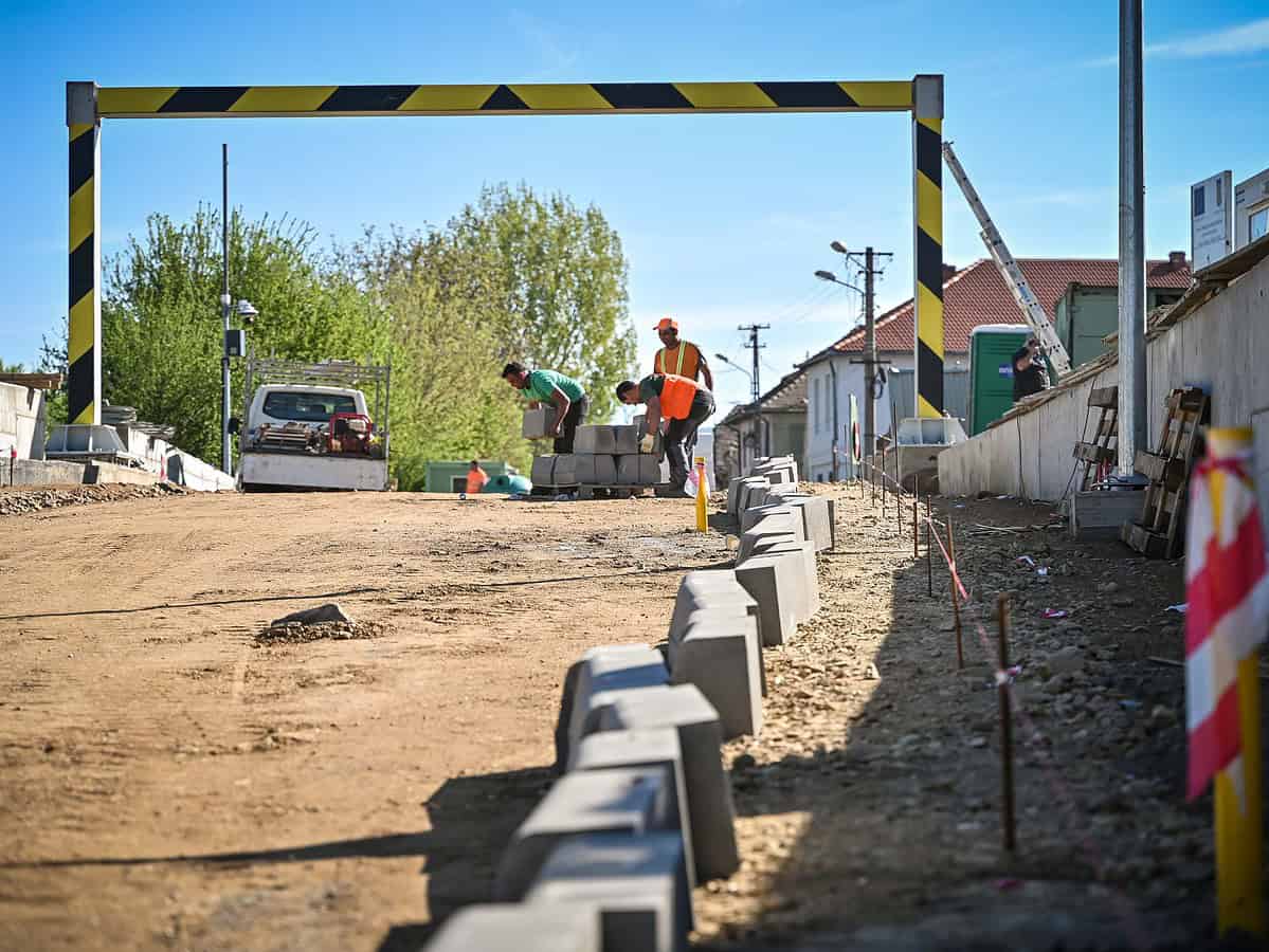 Strada Viitorului aproape de finalizare. A mai rămas de turnat asfaltul pe carosabil și pe trotuare (foto)