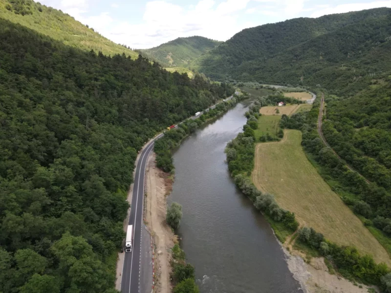 încep lucrările pe lotul 2 al autostrăzii sibiu - pitești. turcii de la mapa-cengiz fac organizarea de șantier pentru tronsonul boița - câineni (video)