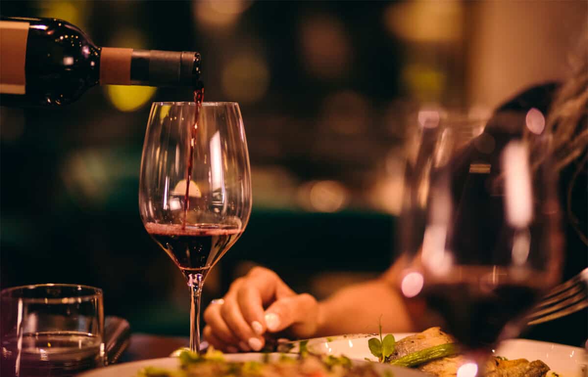 un restaurant din italia oferă o sticlă de vin gratuit celor care renunță la telefon