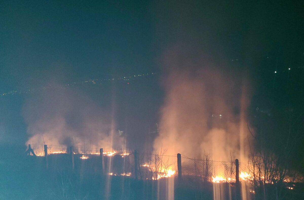 Anexă gospodărească mistuită de flăcări la Motiș din cauza unui incendiu de vegetație pus intenționat