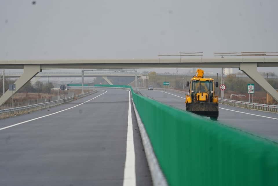 S-a deschis circulația pe cea mai nouă autostradă din România. Deocamdată are doar 13 kilometri (video)