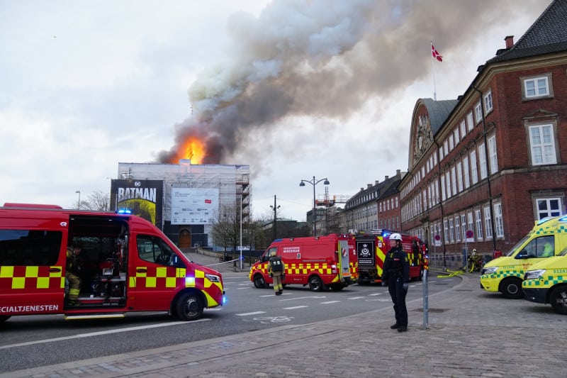 incendiu uriaș în centrul capitalei danemarcei. arde o clădire emblematică din copenhaga (video)