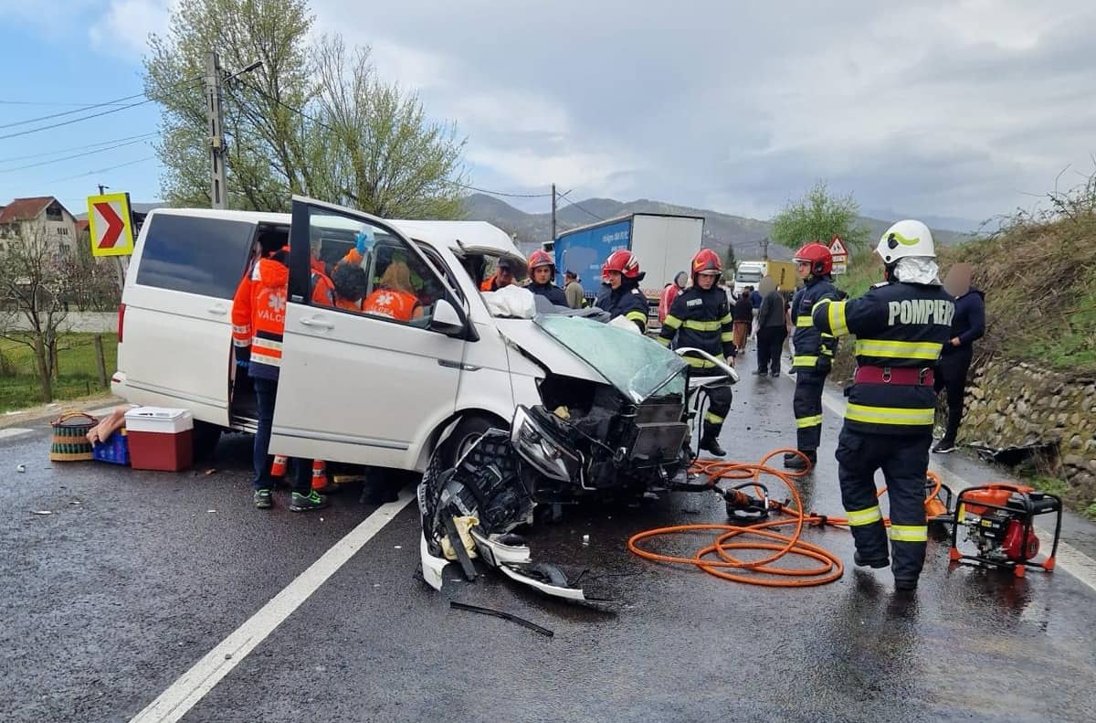 accident grav pe dn7 între sibiu și vâlcea. patru victime în urma unei coliziuni între 3 mașini (foto)