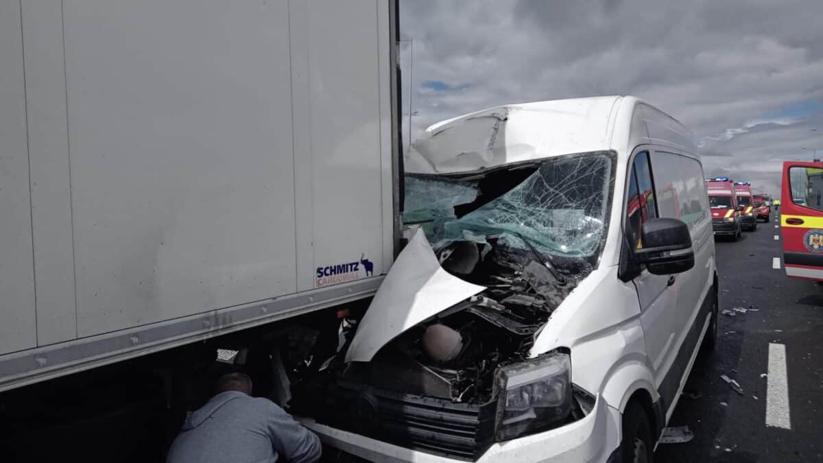 Accident grav pe autostrada A1 la Veștem. Un TIR și un microbuz implicate. Vine elicopterul SMURD (update)