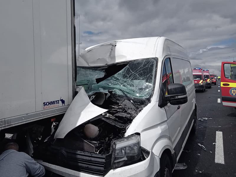 accident grav pe autostrada a1 la veștem. un tir și un microbuz implicate. vine elicopterul smurd (update)