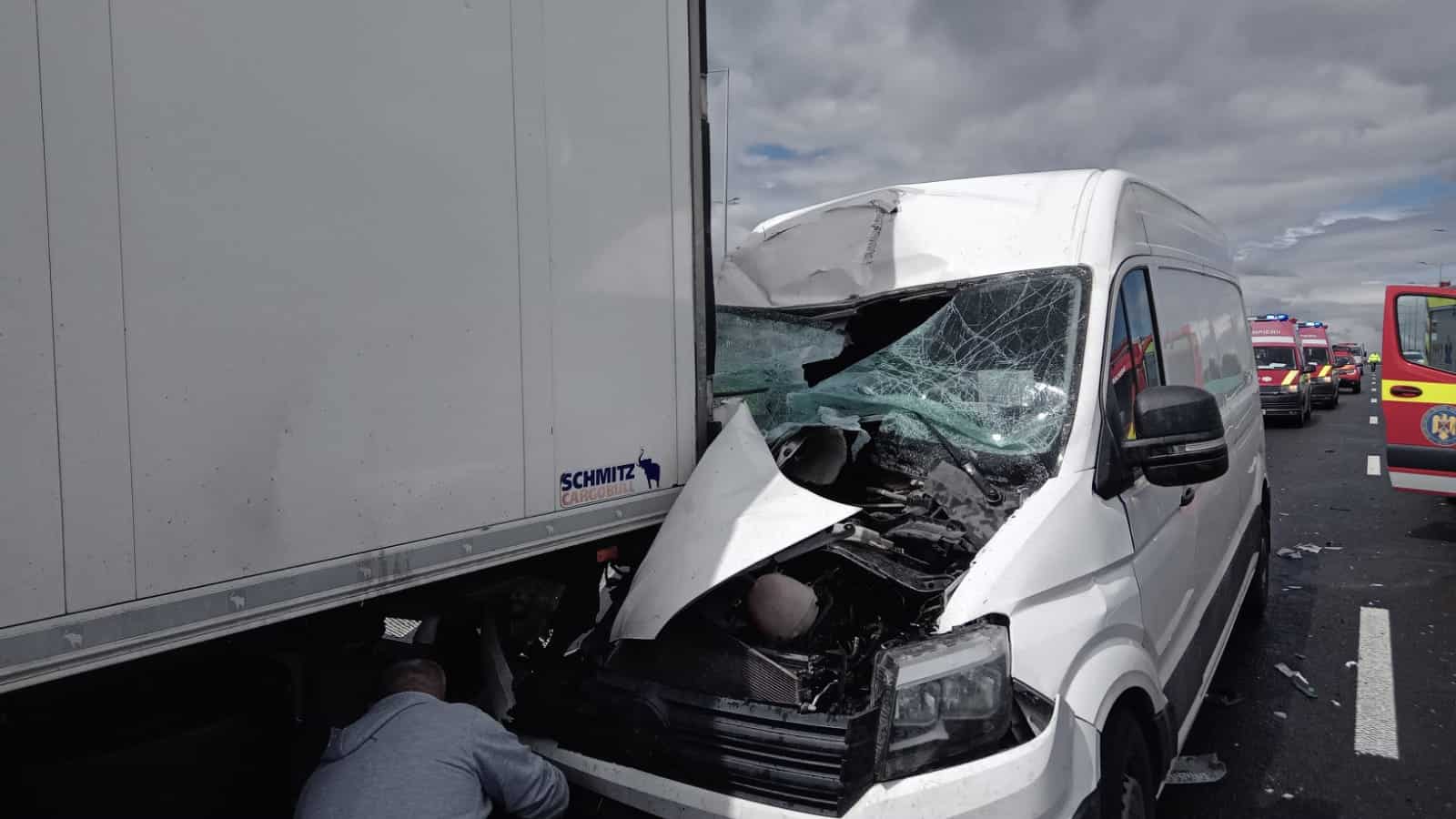 Accidentul de joi de pe autostrada A1 între Sibiu și Boița. Un bărbat intubat în urma coliziunii dintre un microbuz și un TIR (video, foto)