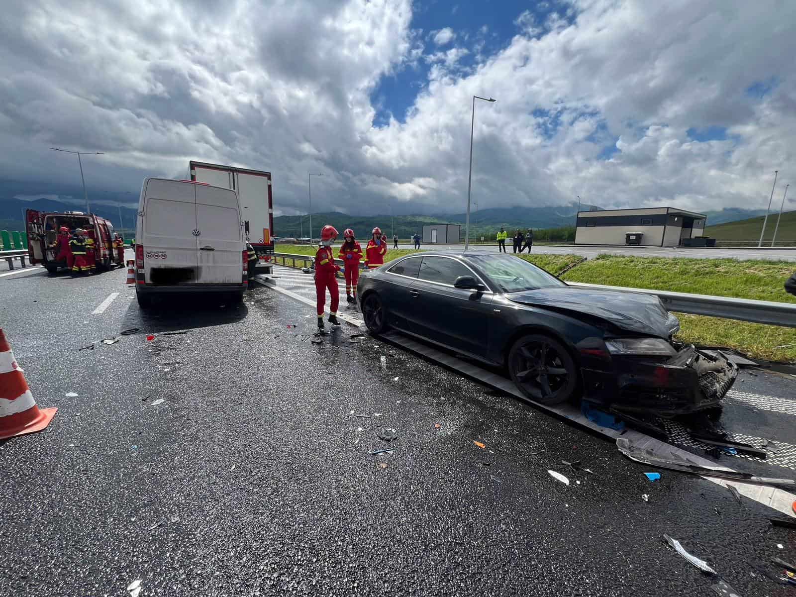 Accident grav pe autostrada A1 la Veștem. Un TIR și un microbuz implicate. Vine elicopterul SMURD (update)