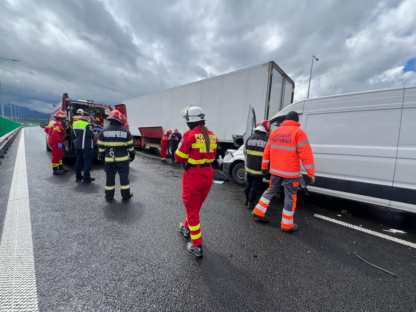 Accidentul de joi de pe autostrada A1 între Sibiu și Boița. Un bărbat intubat în urma coliziunii dintre un microbuz și un TIR (video, foto)