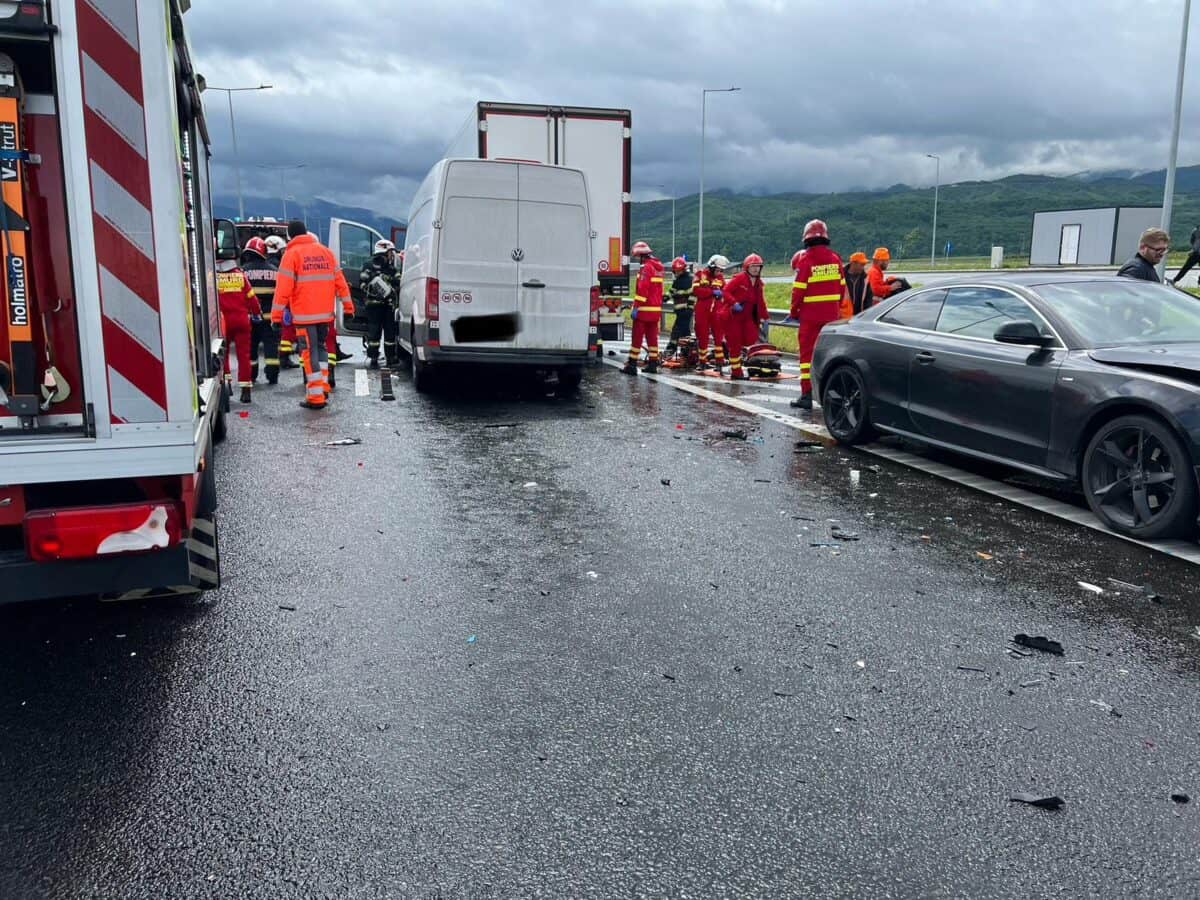 Accidentul de joi de pe autostrada A1 între Sibiu și Boița. Un bărbat intubat în urma coliziunii dintre un microbuz și un TIR (video, foto)