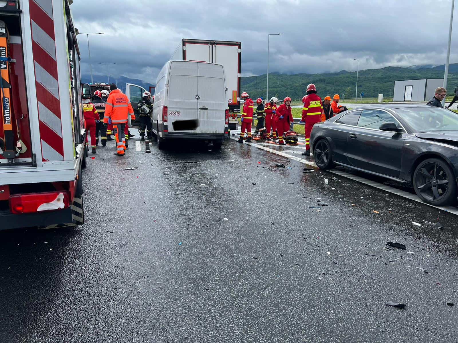 Accident grav pe autostrada A1 la Veștem. Un TIR și un microbuz implicate. Vine elicopterul SMURD (update)