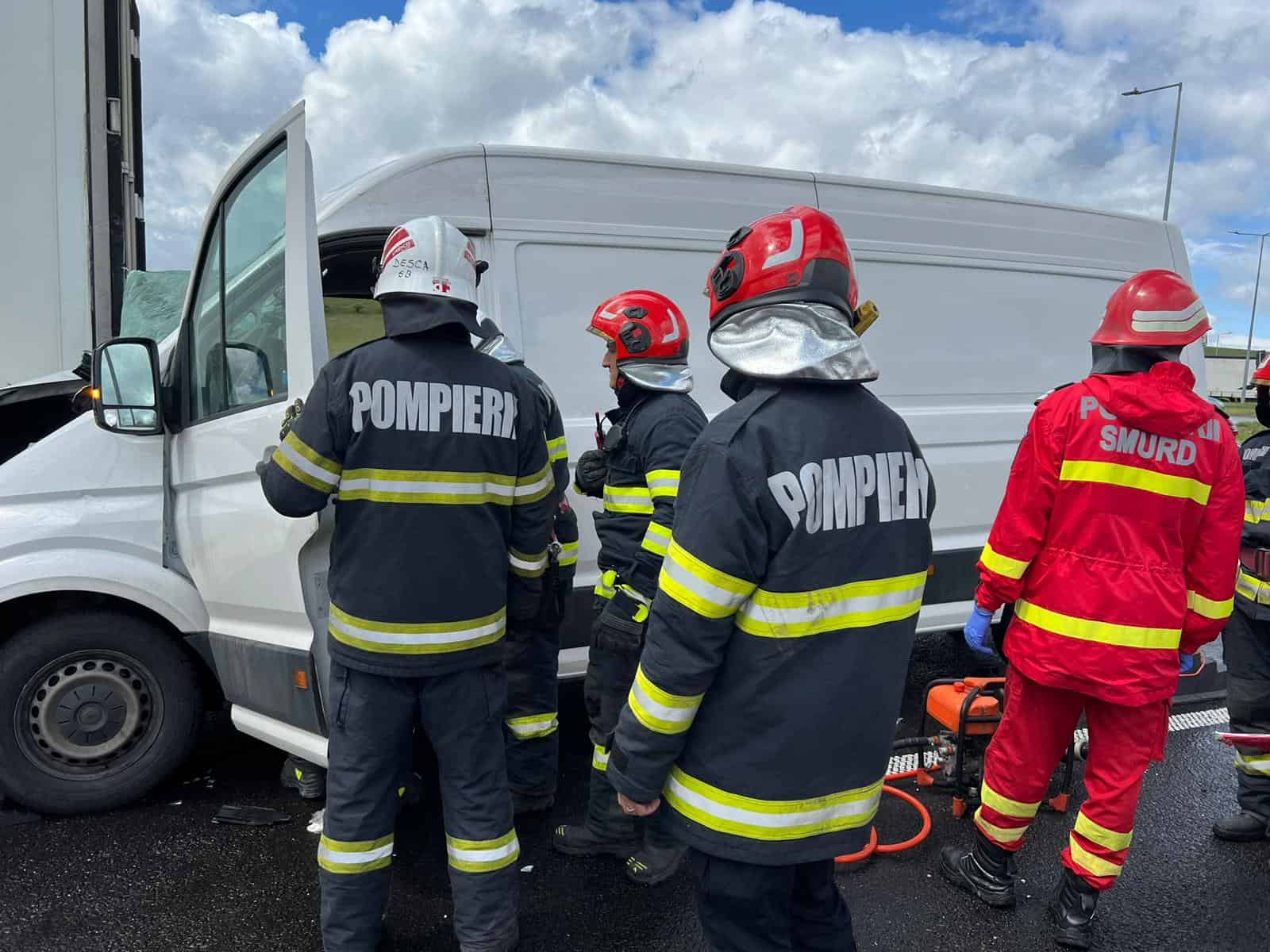 Accident grav pe autostrada A1 la Veștem. Un TIR și un microbuz implicate. Vine elicopterul SMURD (update)