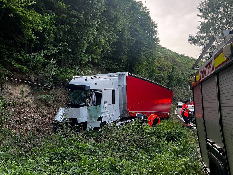 accident pe valea oltului la călimănești. un tir a ajuns în șanț