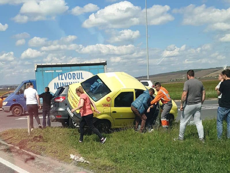 update accident pe drumul hoților. un taxi a ajuns în afara carosabilului (foto)