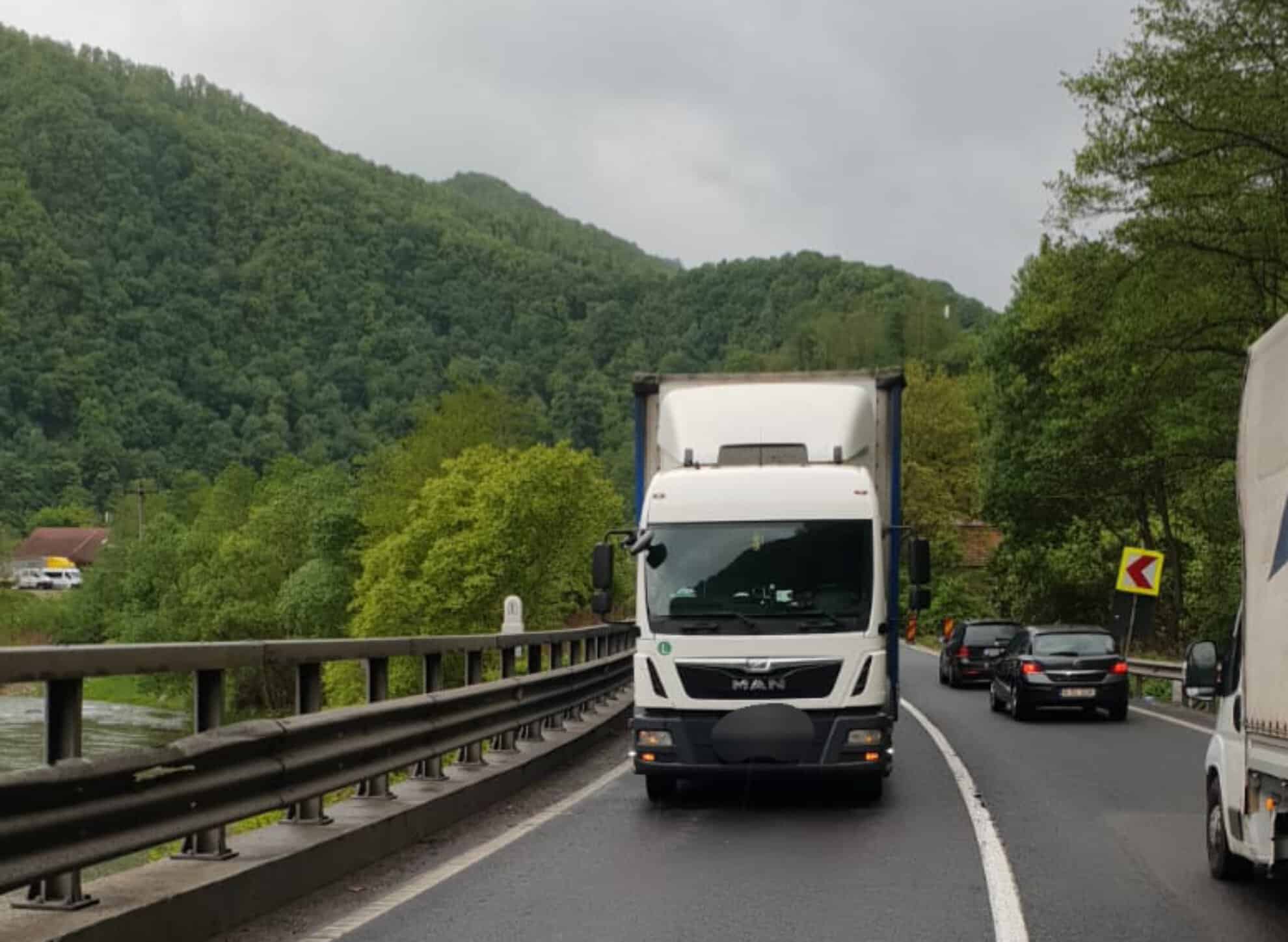 Carambol la intrare pe Valea Oltului. Două TIR-uri și un microbuz de marfă implicate în accident în Lazaret (foto)