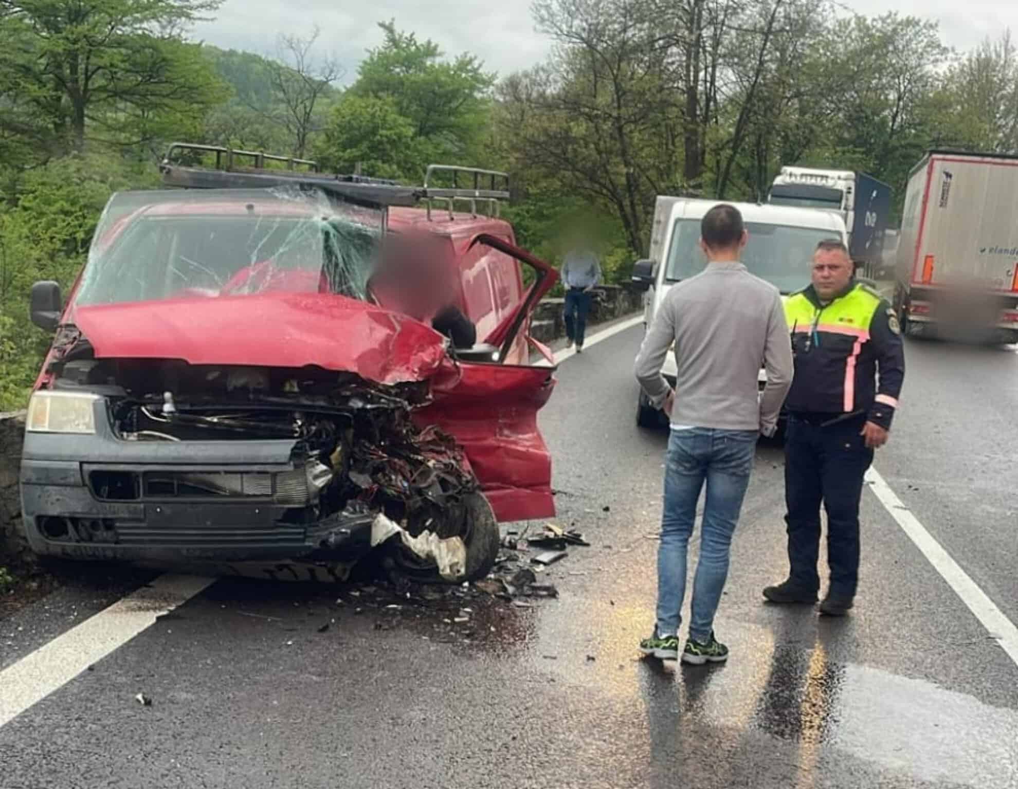 Accident pe Valea Oltului la Țuțulești. Un șofer olandez rănit după ciocnirea unui microbuz cu un TIR (foto)