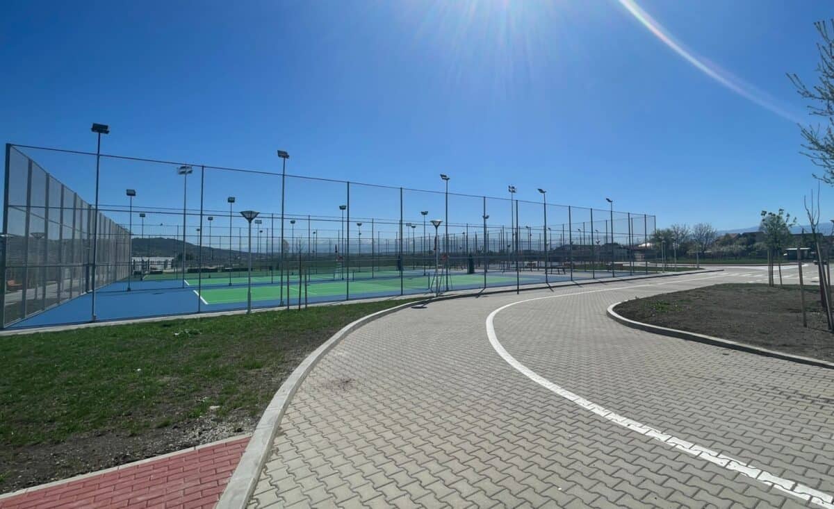 Baza Sportivă Obor urmează să fie inaugurată. Terenul de fotbal, închiriat cu 2.000 lei pe meci. Celelalte terenuri vor putea fi folosite gratuit (foto)