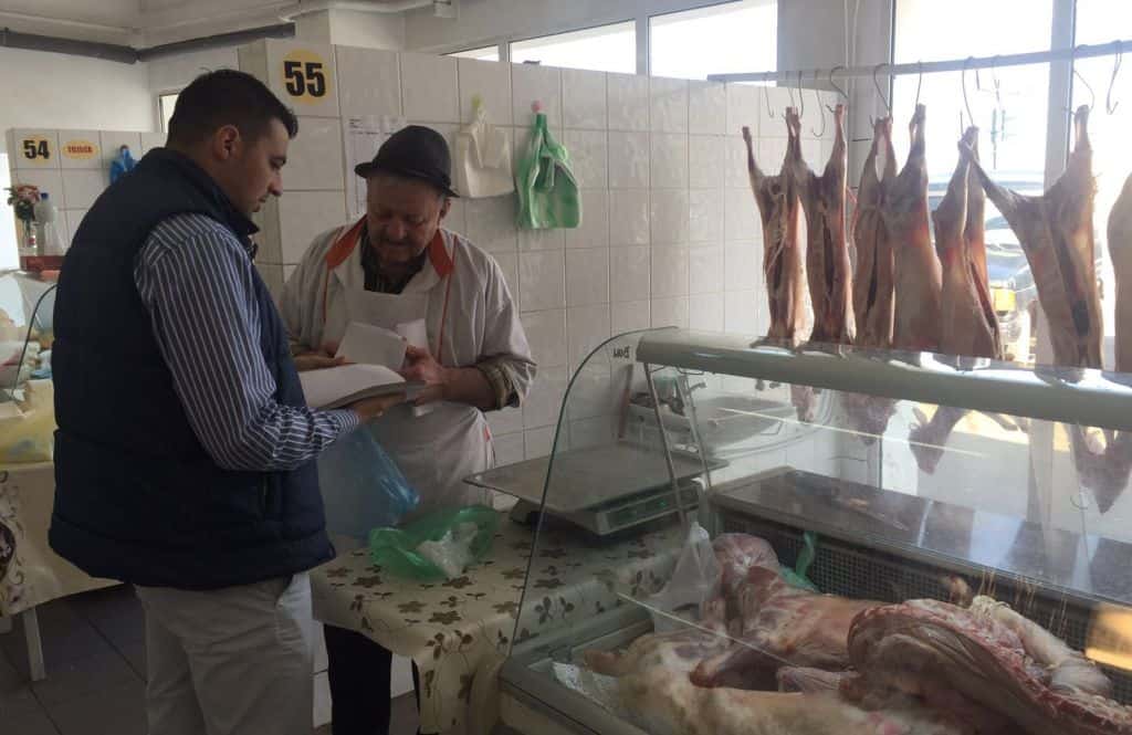 Carne de miel mai scumpă față de anul trecut la Sibiu. Comerciant: Oamenii mănâncă numai de Paști și de-aia cresc prețurile”