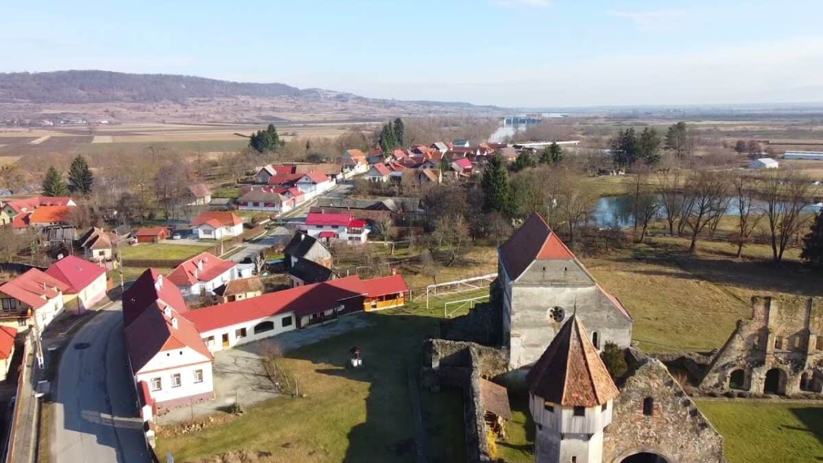 scandal la cârța din cauza unui teren. viceprimarul acuzat că a lovit un copil. primarul spune că e o înscenare: „tatăl l-a mâzgălit cu ruj” (foto)