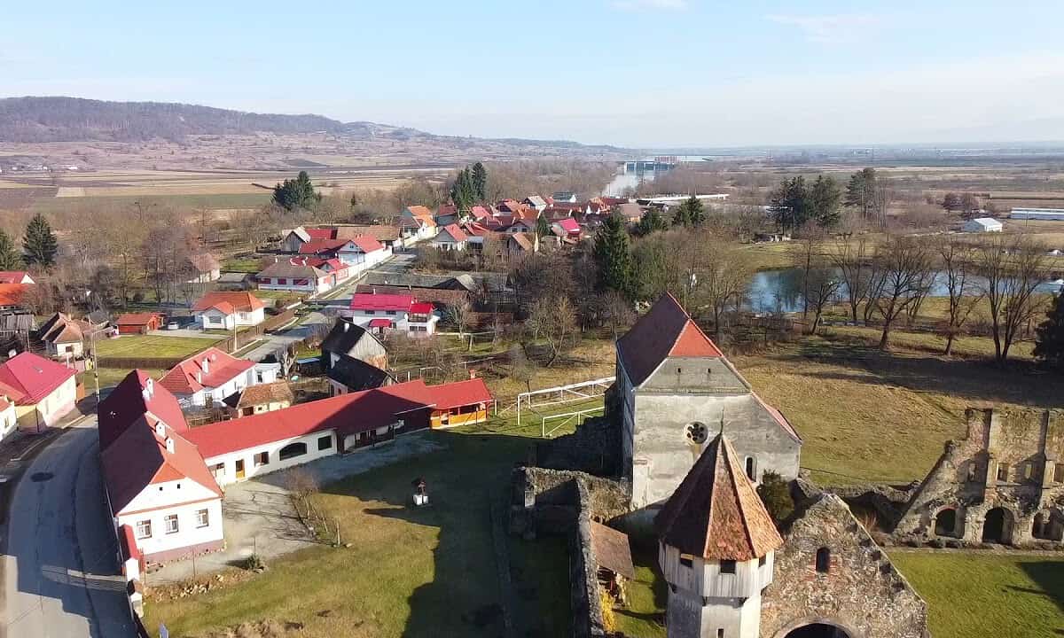 scandal la cârța din cauza unui teren. viceprimarul acuzat că a lovit un copil. primarul spune că e o înscenare: „tatăl l-a mâzgălit cu ruj” (foto)