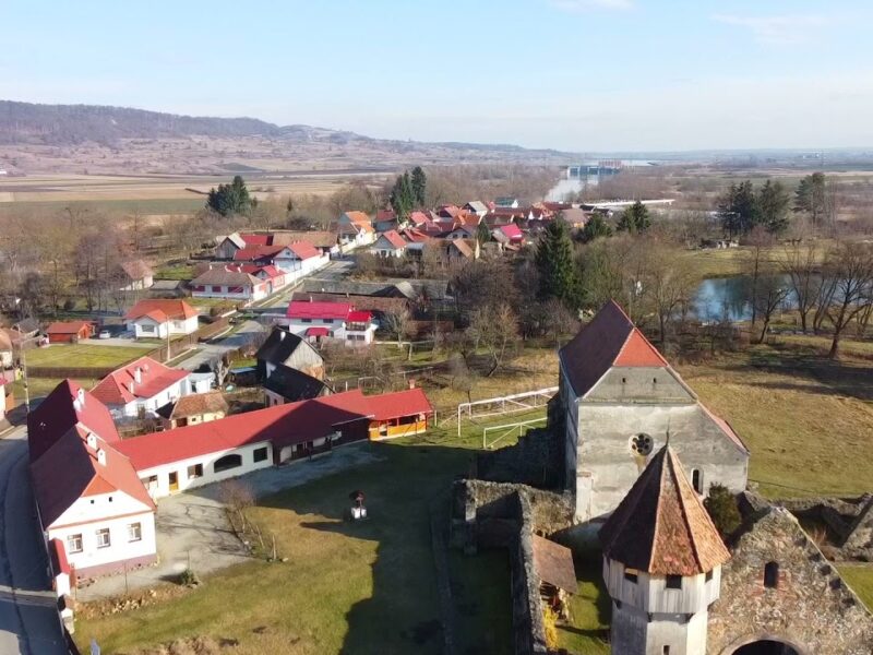 scandal la cârța din cauza unui teren. viceprimarul acuzat că a lovit un copil. primarul spune că e o înscenare: „tatăl l-a mâzgălit cu ruj” (foto)