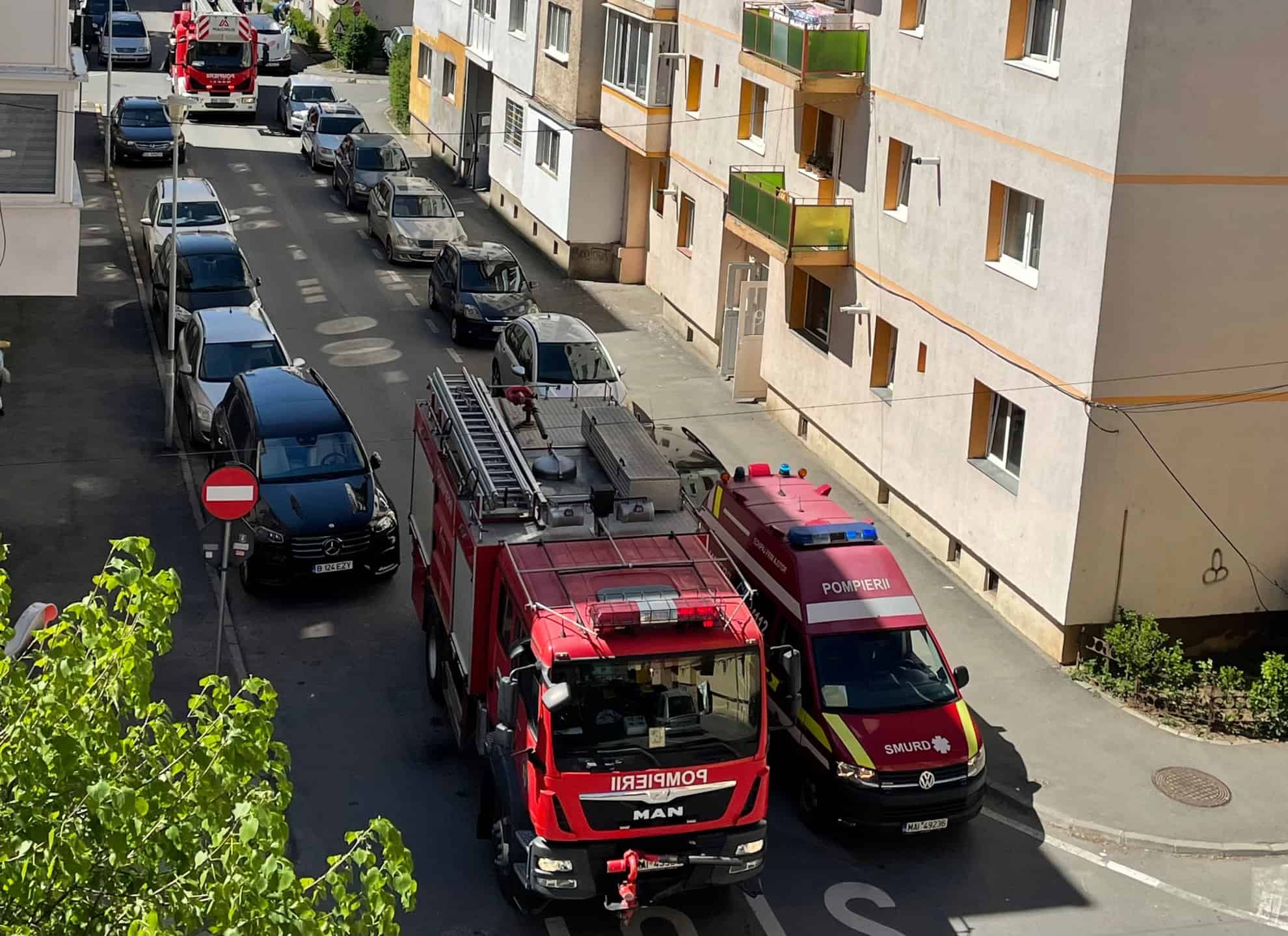 femeie blocată într‐un apartament în vasile aaron. pompierii au spart ușa și au dus-o la spital (foto)