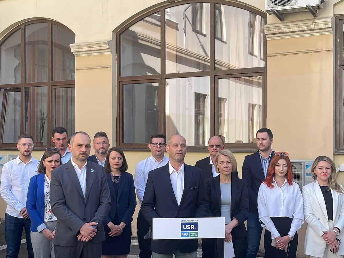 candidații alianței dreapta unită pentru primăria municipiului sibiu și consiliul județean, au depus luni candidaturile oficiale la sediul bej (foto video)