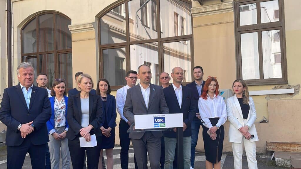 candidații alianței dreapta unită pentru primăria municipiului sibiu și consiliul județean, au depus luni candidaturile oficiale la sediul bej (foto video)