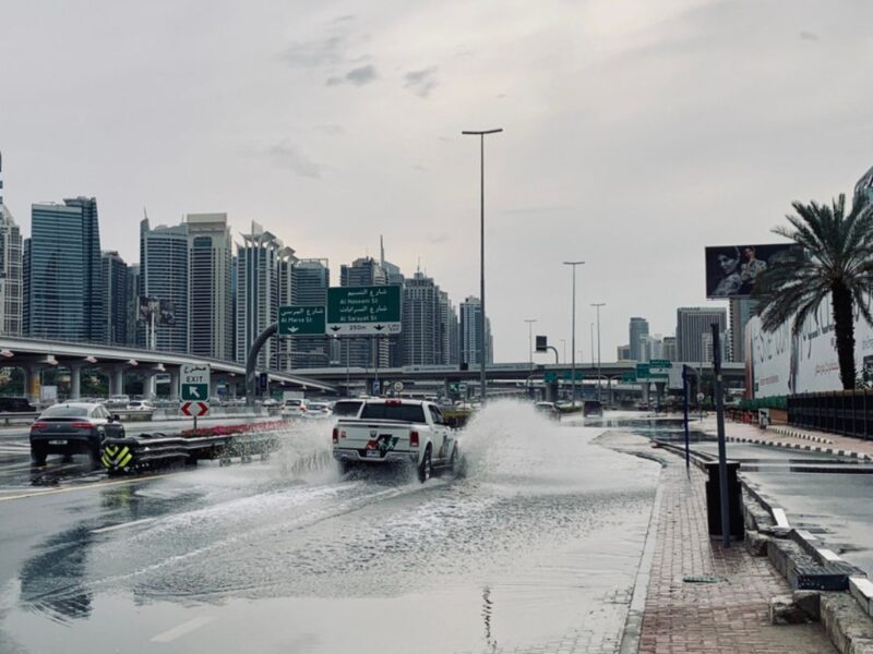 furtună puternică în dubai. aeroportul a fost închis din cauza inundaților (video)