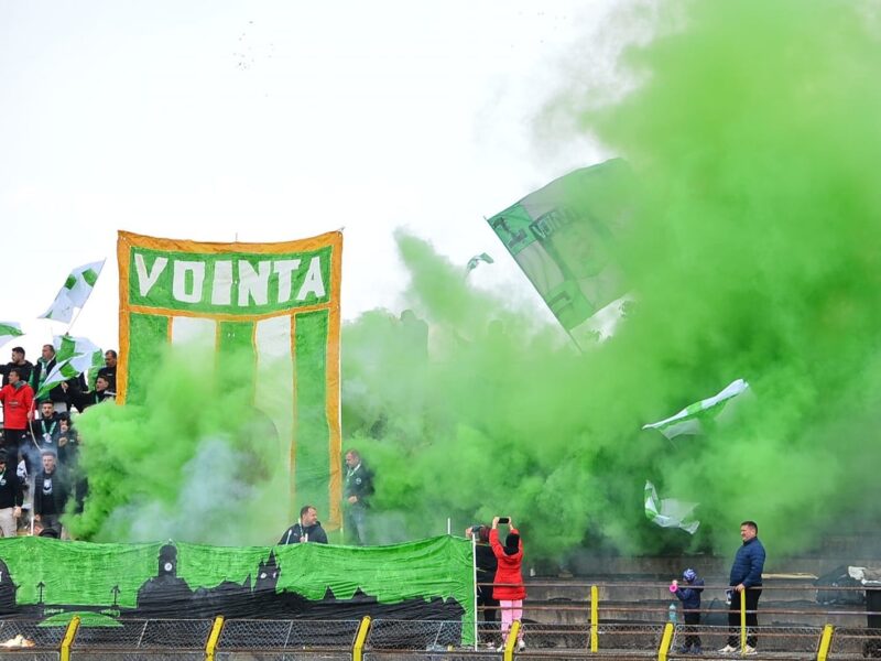 Un fan al Voinței Sibiu, interzis un an pe stadioane după ce a folosit fumigene pe stadionul ”Obor”