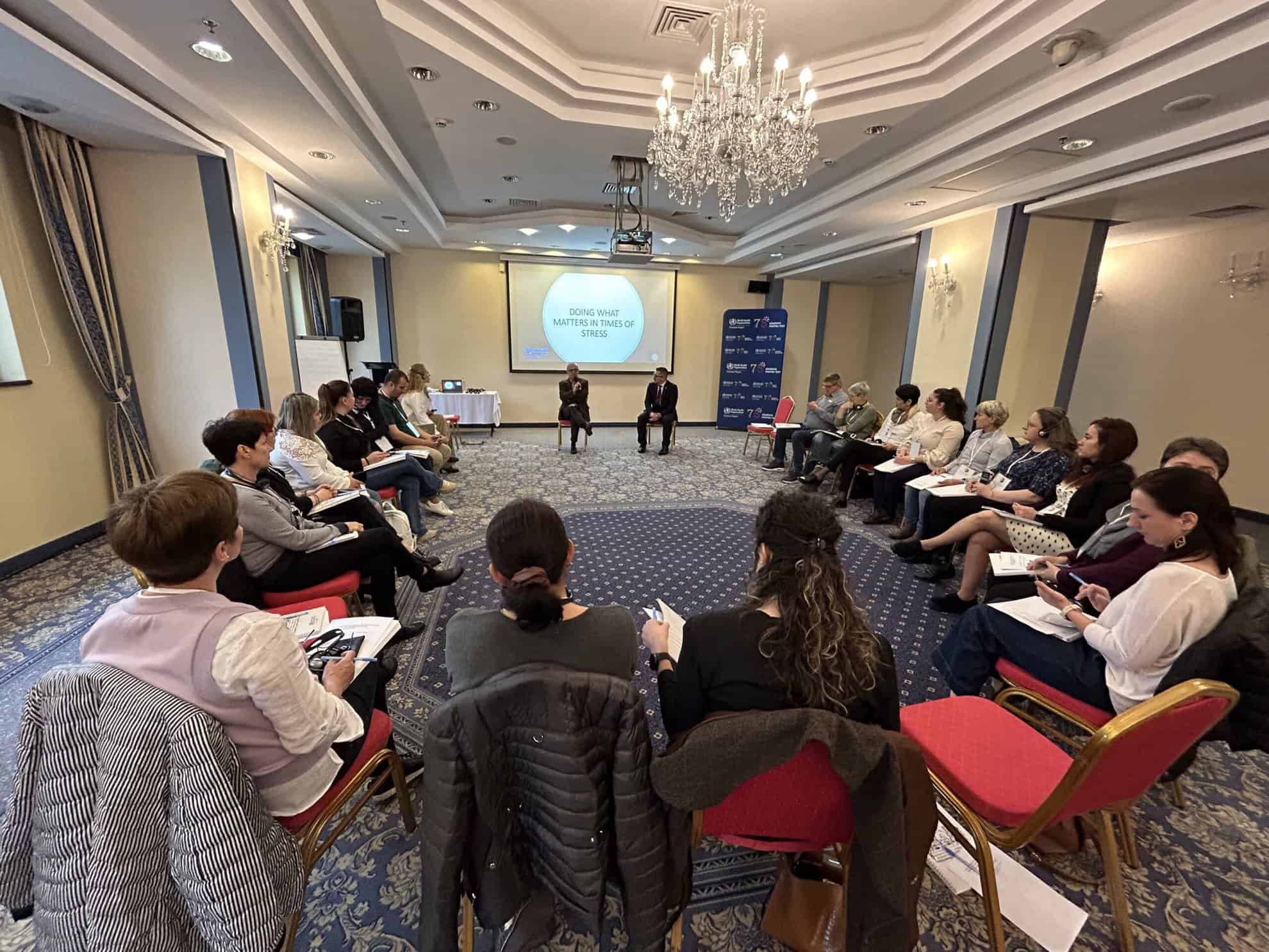 zeci de angajați ai spitalului județean sibiu, prezenți la un workshop de management al stresului și burnout-ului