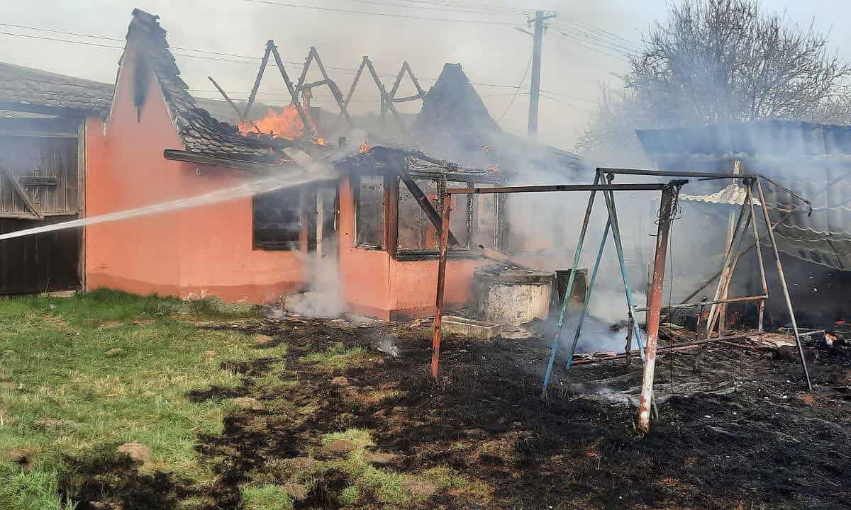 casă mistuită de flăcări în vecerd în urma unui incendiu de vegetație