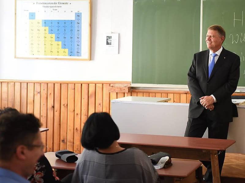 klaus iohannis se pensionează. postul de profesor de la colegiul ”brukenthal”, scos la concurs (exclusiv)