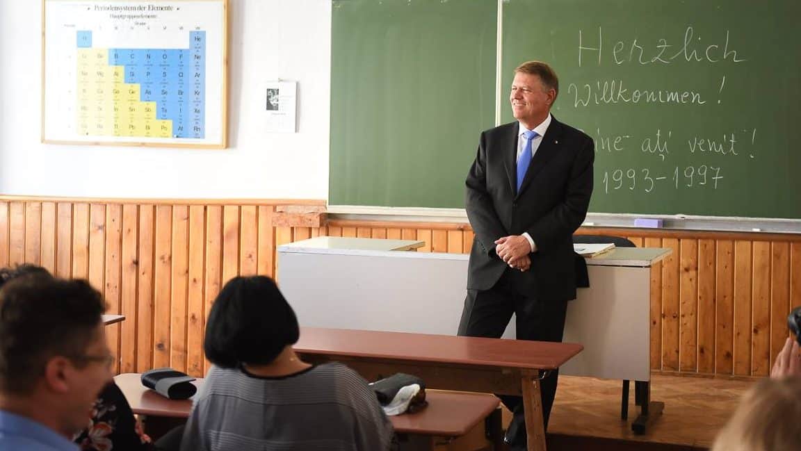 klaus iohannis se pensionează. postul de profesor de la colegiul ”brukenthal”, scos la concurs (exclusiv)