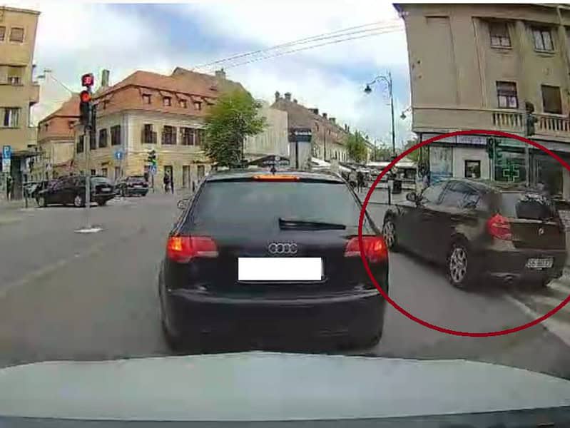 șofer filmat cum trece pe linia continuă și roșu la semafor, în piața unirii (video)