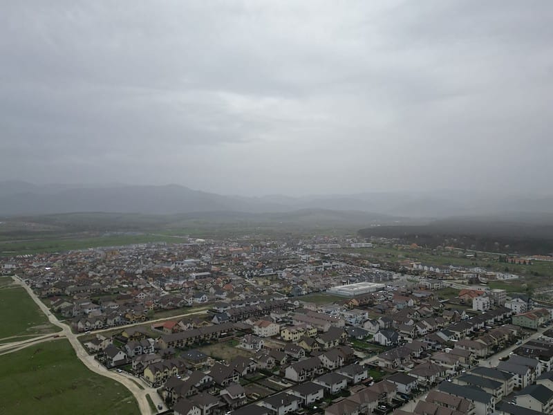 sibiul învăluit luni de norul cu praf saharian. imagini unice filmate din dronă (video)