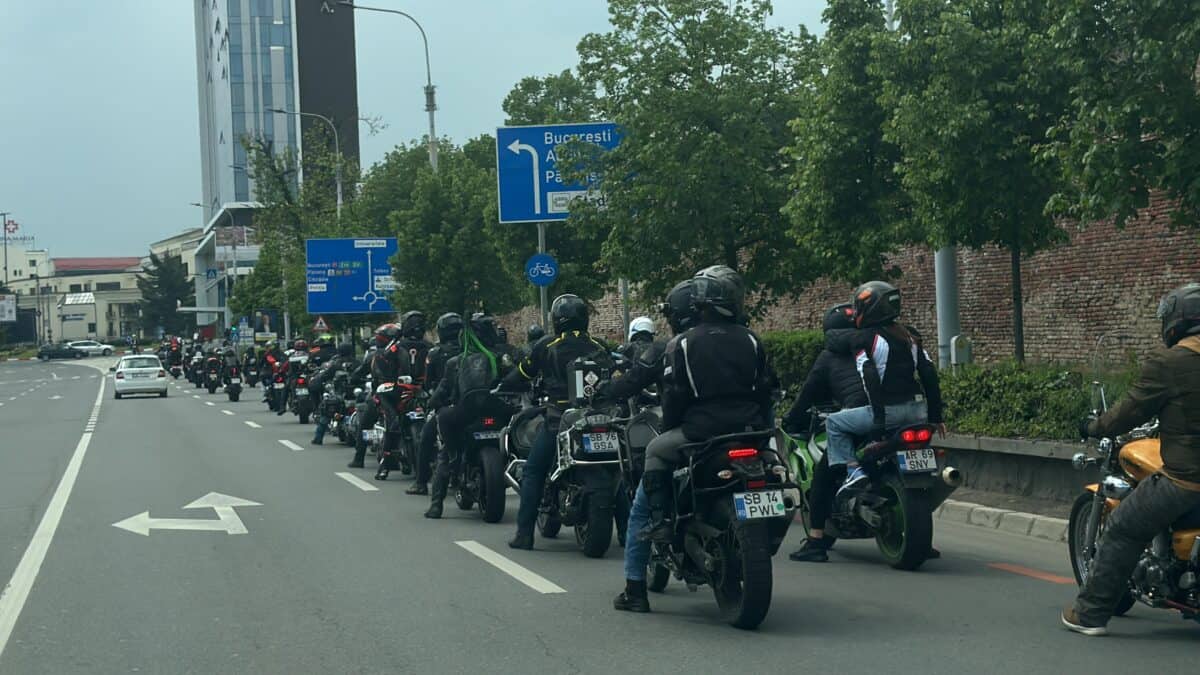 paradă cu zeci de motocicliști pe străzile din sibiu. „trebuie să știe șoferii că am ieșit în trafic” (foto, video)