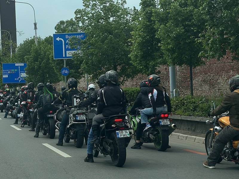 paradă cu zeci de motocicliști pe străzile din sibiu. „trebuie să știe șoferii că am ieșit în trafic” (foto, video)