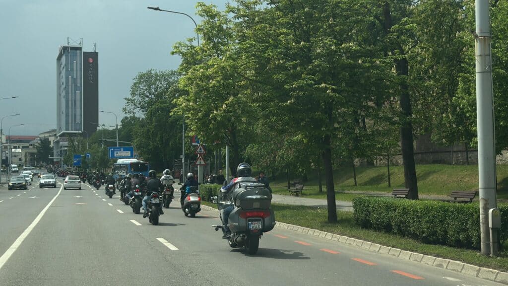 paradă cu zeci de motocicliști pe străzile din sibiu. „trebuie să știe șoferii că am ieșit în trafic” (foto, video)