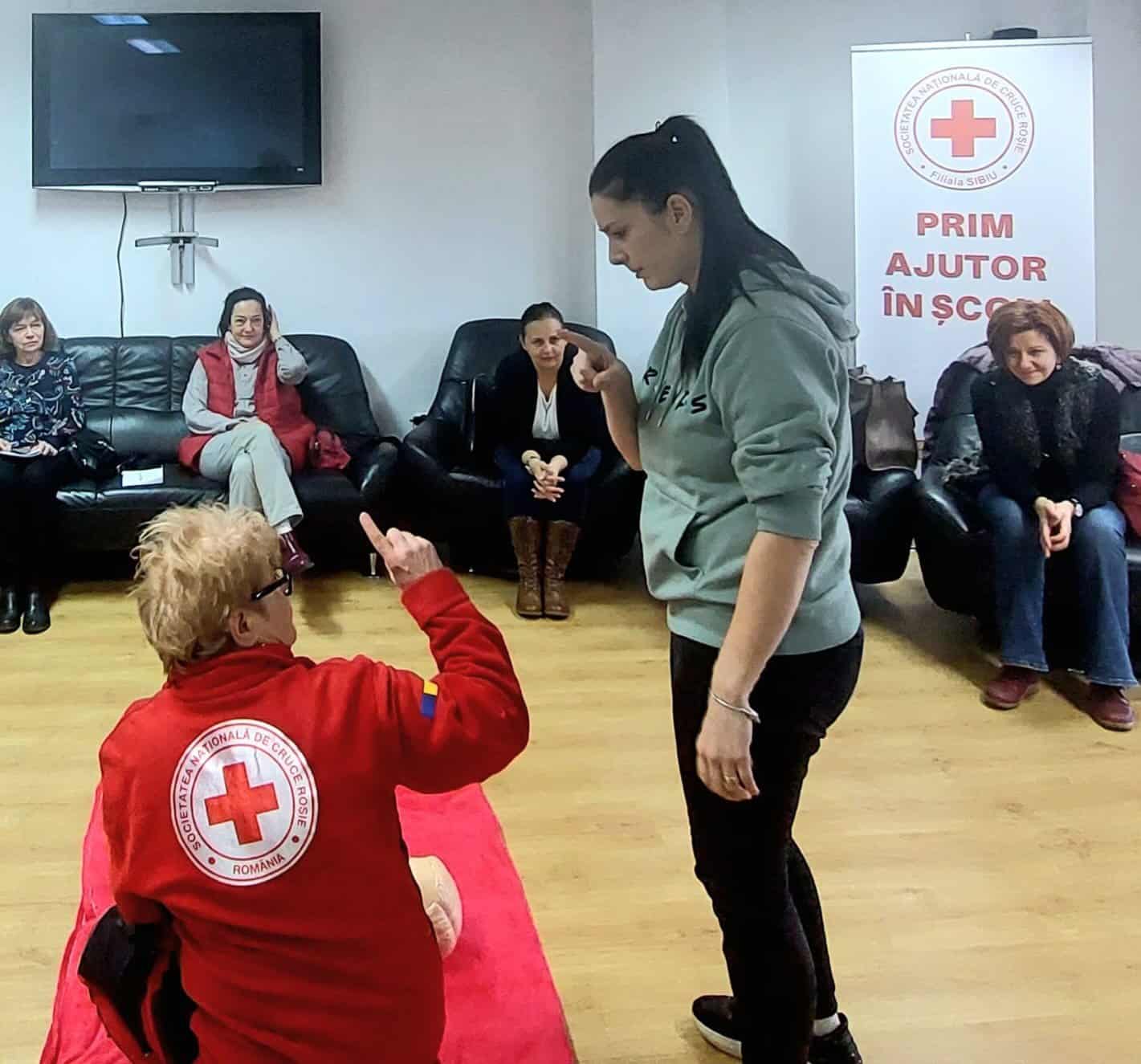 aproape 200 de cadre didactice din sibiu instruite în acordarea primului ajutor (foto)