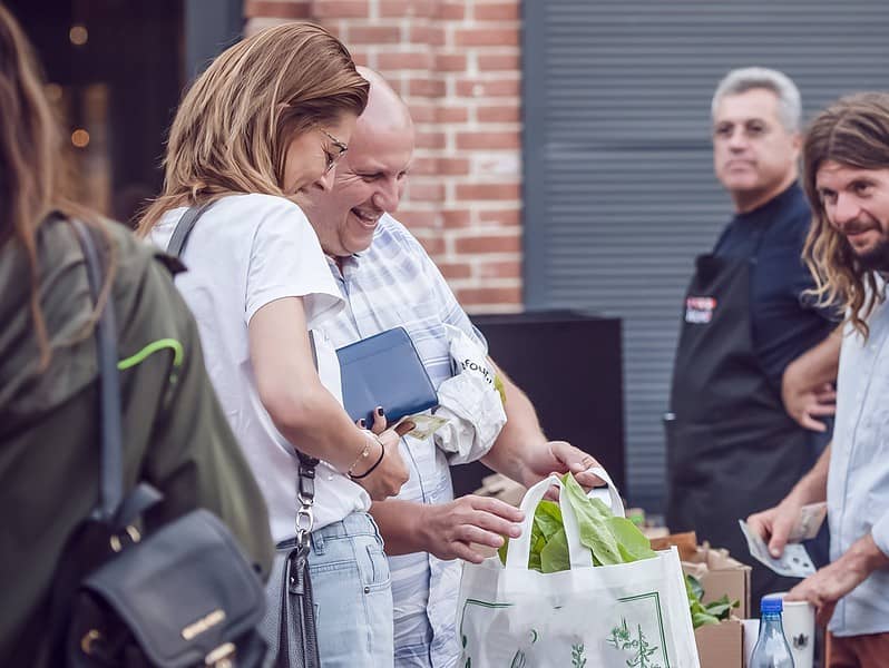 servicii ingenioase la îndemâna sibienilor. comanzi legume și produse locale și le primești direct de la producător într-o parcare din oraș (foto video)