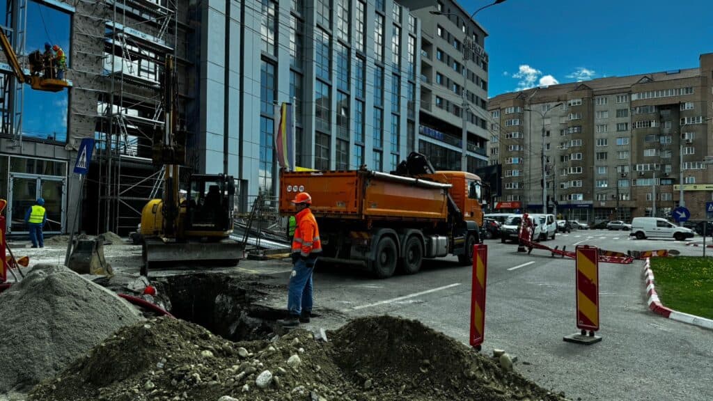 Haos în trafic pe strada Oituz. Șoferii forțați să o ia pe interzis din cauza unor lucrări la intersecția cu Aleea Buia (foto video)