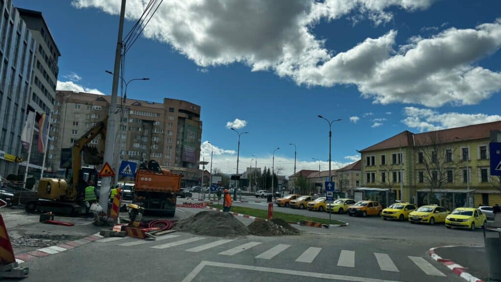 Haos în trafic pe strada Oituz. Șoferii forțați să o ia pe interzis din cauza unor lucrări la intersecția cu Aleea Buia (foto video)