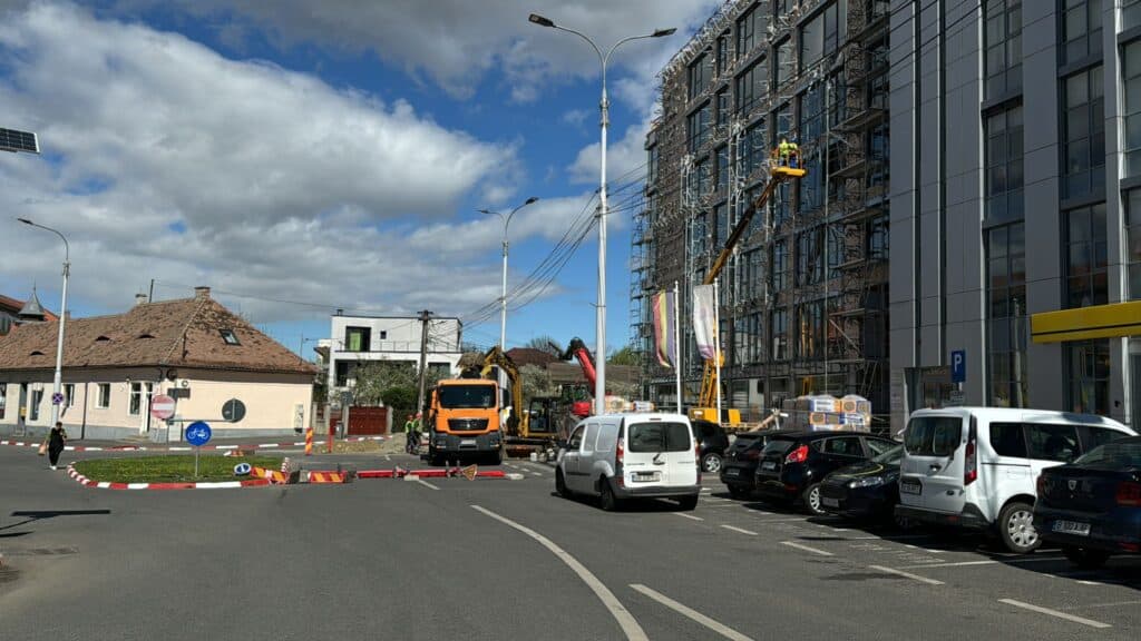 Haos în trafic pe strada Oituz. Șoferii forțați să o ia pe interzis din cauza unor lucrări la intersecția cu Aleea Buia (foto video)