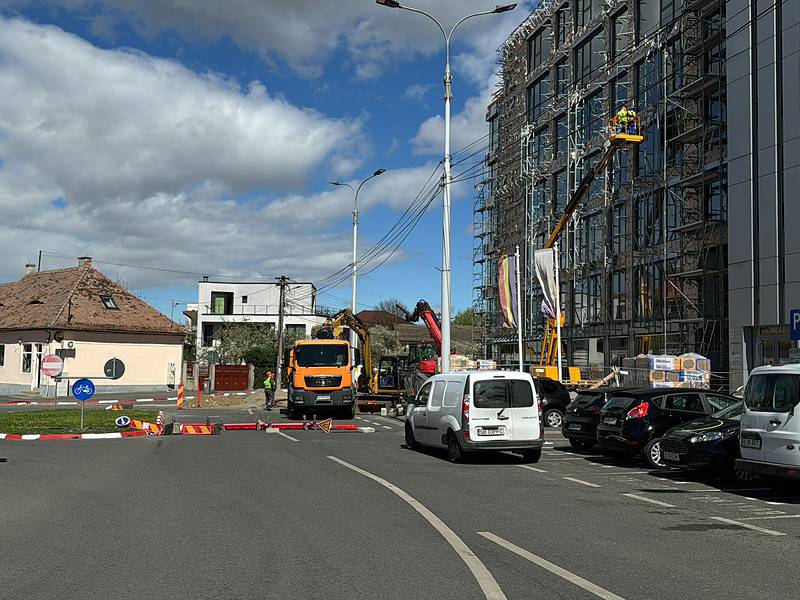 haos în trafic pe strada oituz. șoferii forțați să o ia pe interzis din cauza unor lucrări la intersecția cu aleea buia (foto video)