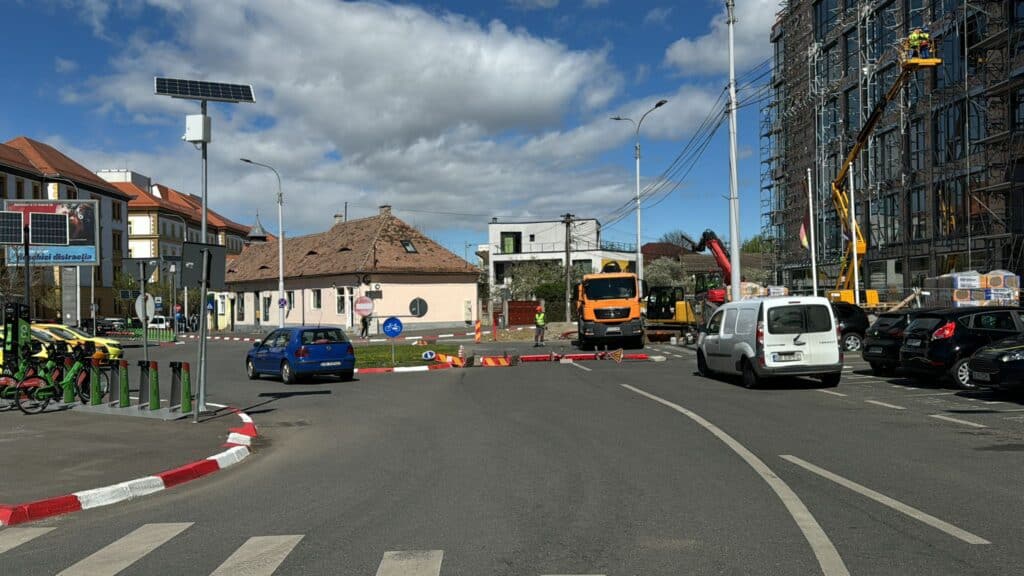 Haos în trafic pe strada Oituz. Șoferii forțați să o ia pe interzis din cauza unor lucrări la intersecția cu Aleea Buia (foto video)