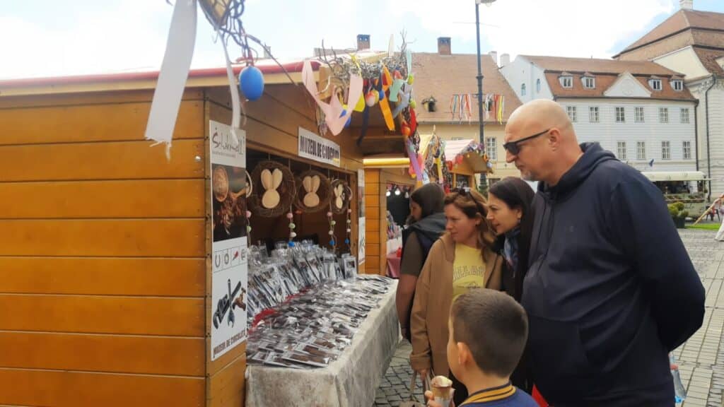 zeci de vizitatori au luat cu asalt târgul de paște din sibiu. „cred că este cel mai frumos târg de până acum” (foto, video)