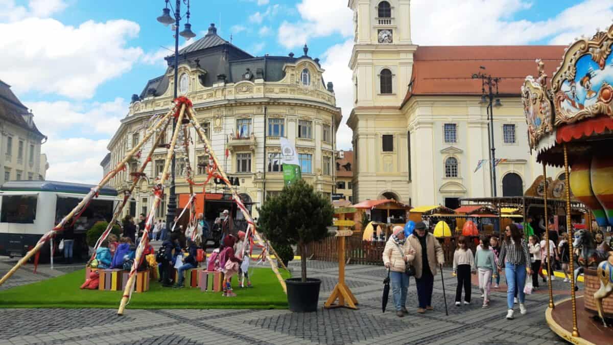 zeci de vizitatori au luat cu asalt târgul de paște din sibiu. „cred că este cel mai frumos târg de până acum” (foto, video)