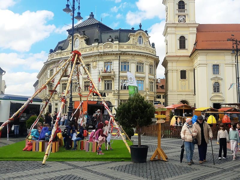 zeci de vizitatori au luat cu asalt târgul de paște din sibiu. „cred că este cel mai frumos târg de până acum” (foto, video)