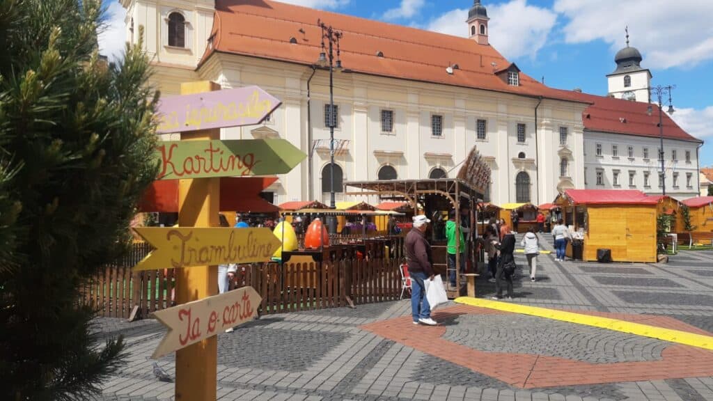 zeci de vizitatori au luat cu asalt târgul de paște din sibiu. „cred că este cel mai frumos târg de până acum” (foto, video)